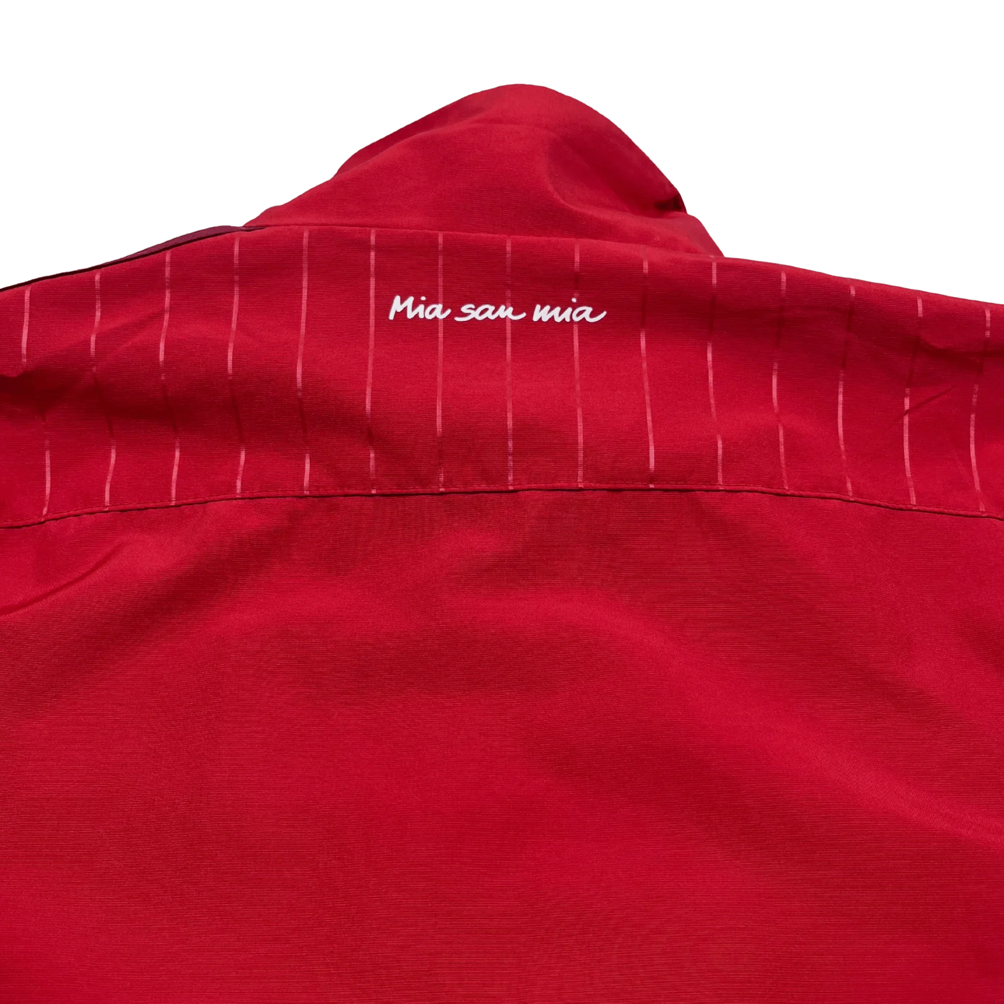 Rückansicht der roten Bayern München Trainingsjacke vintage mit gesticktem Schriftzug Mia san mia