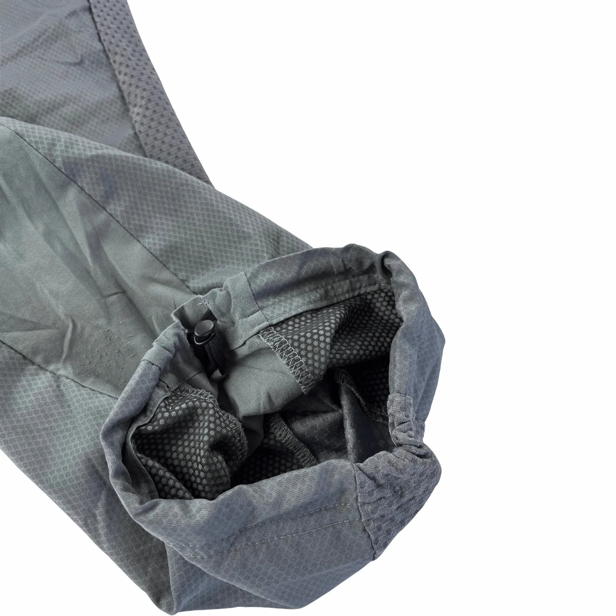 Detailansicht der Beinöffnung einer Adidas Trackpants Vintage Schwarz von Kickvault mit elastischem Saum