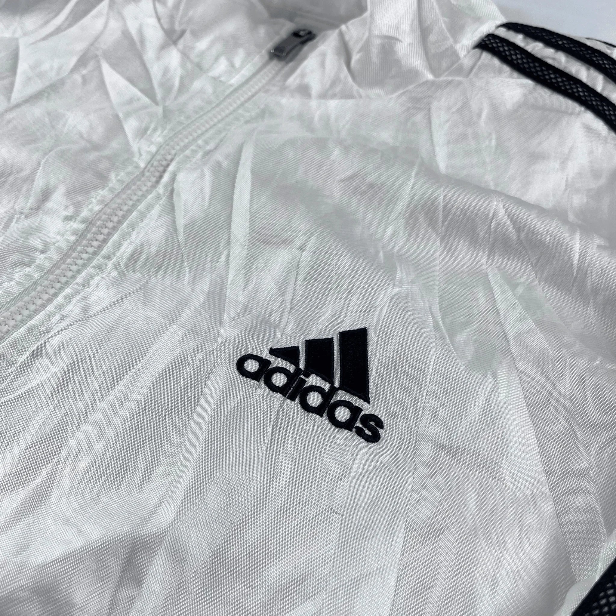 Weiße adidas Trainingsjacke Sommer Weiß mit Reißverschluss und schwarzem Logo auf der Brust