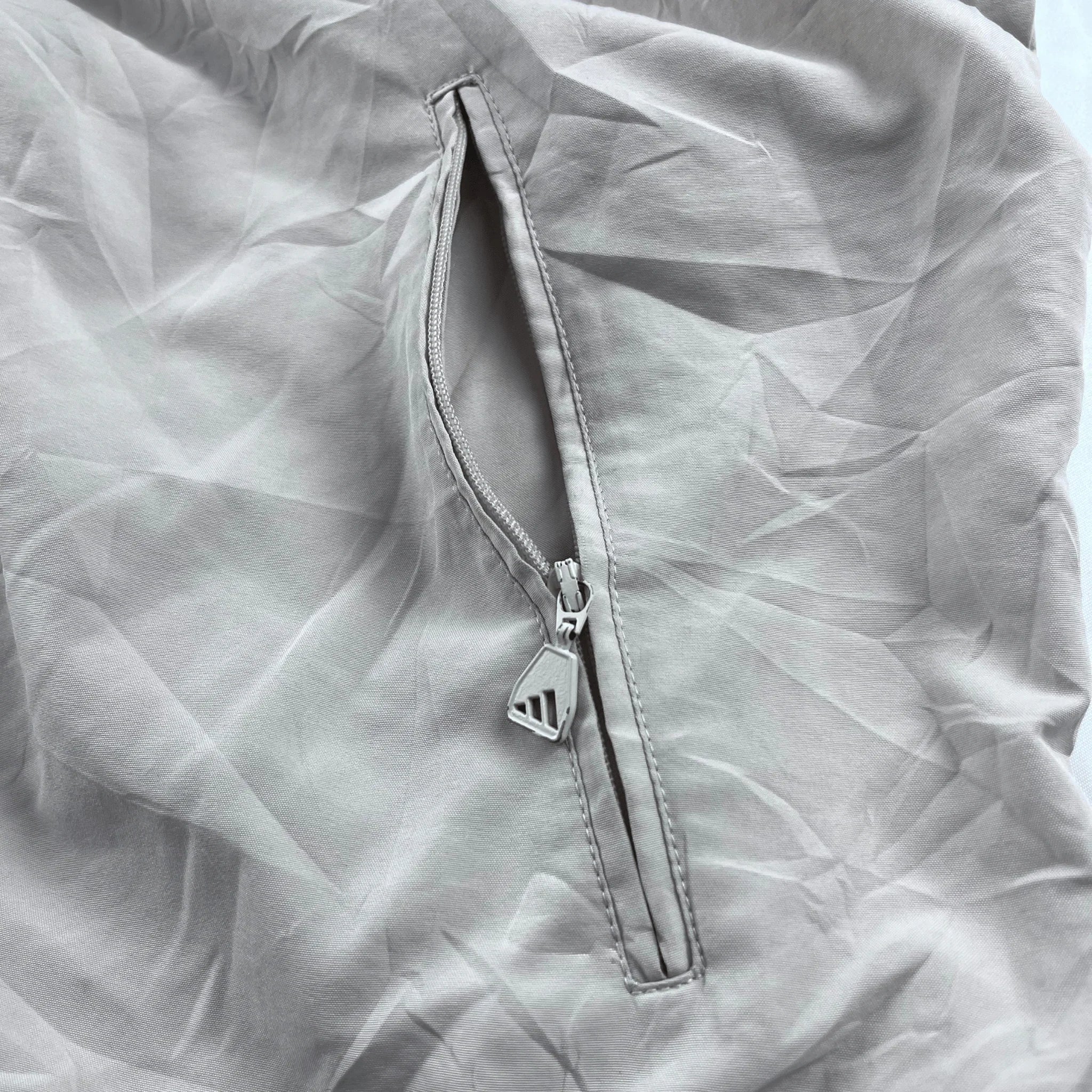 Reißverschlusstasche an der Adidas Trainingsjacke Vintage 2000er aus grauem Stoff