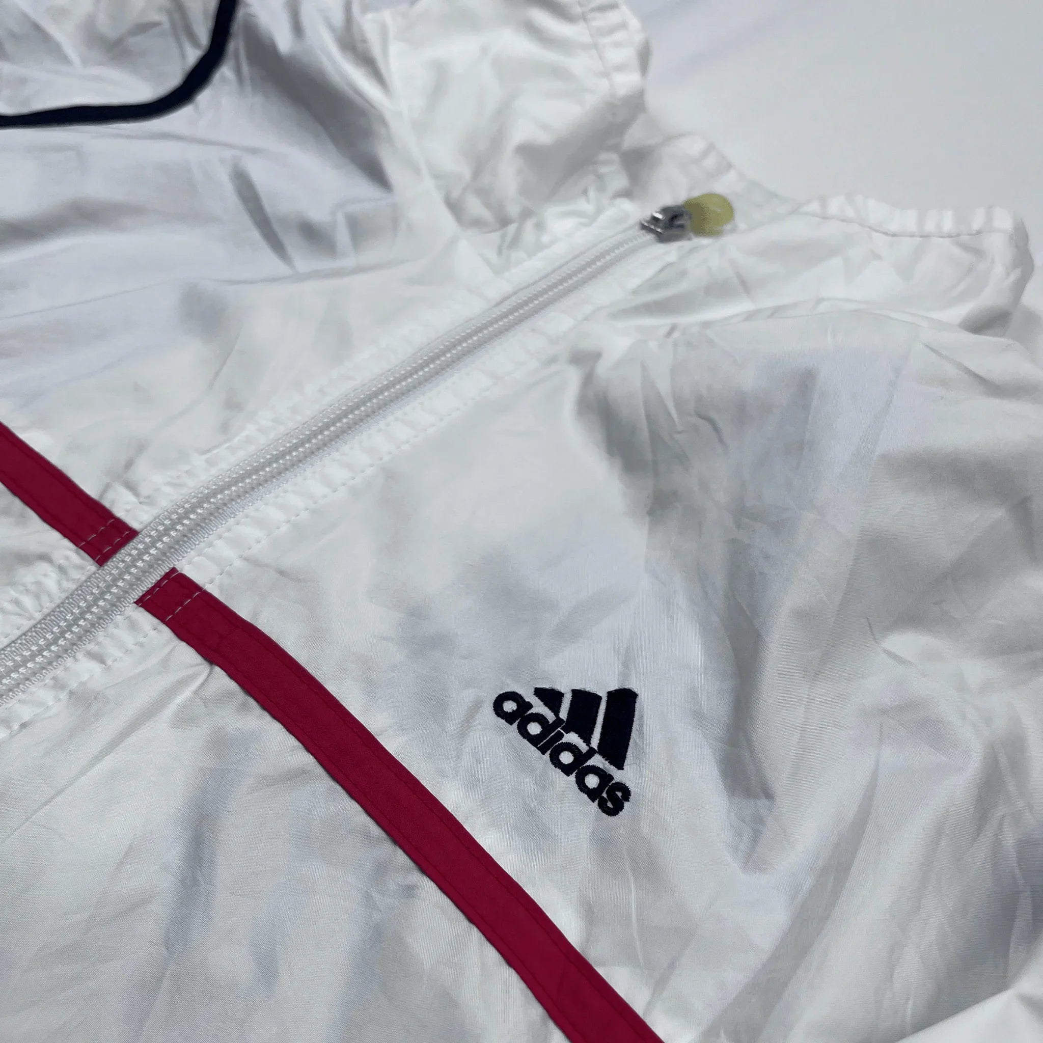 Weiße adidas trainingsjacke vintage mit rotem Streifen und Kickvault Logo auf der Brust