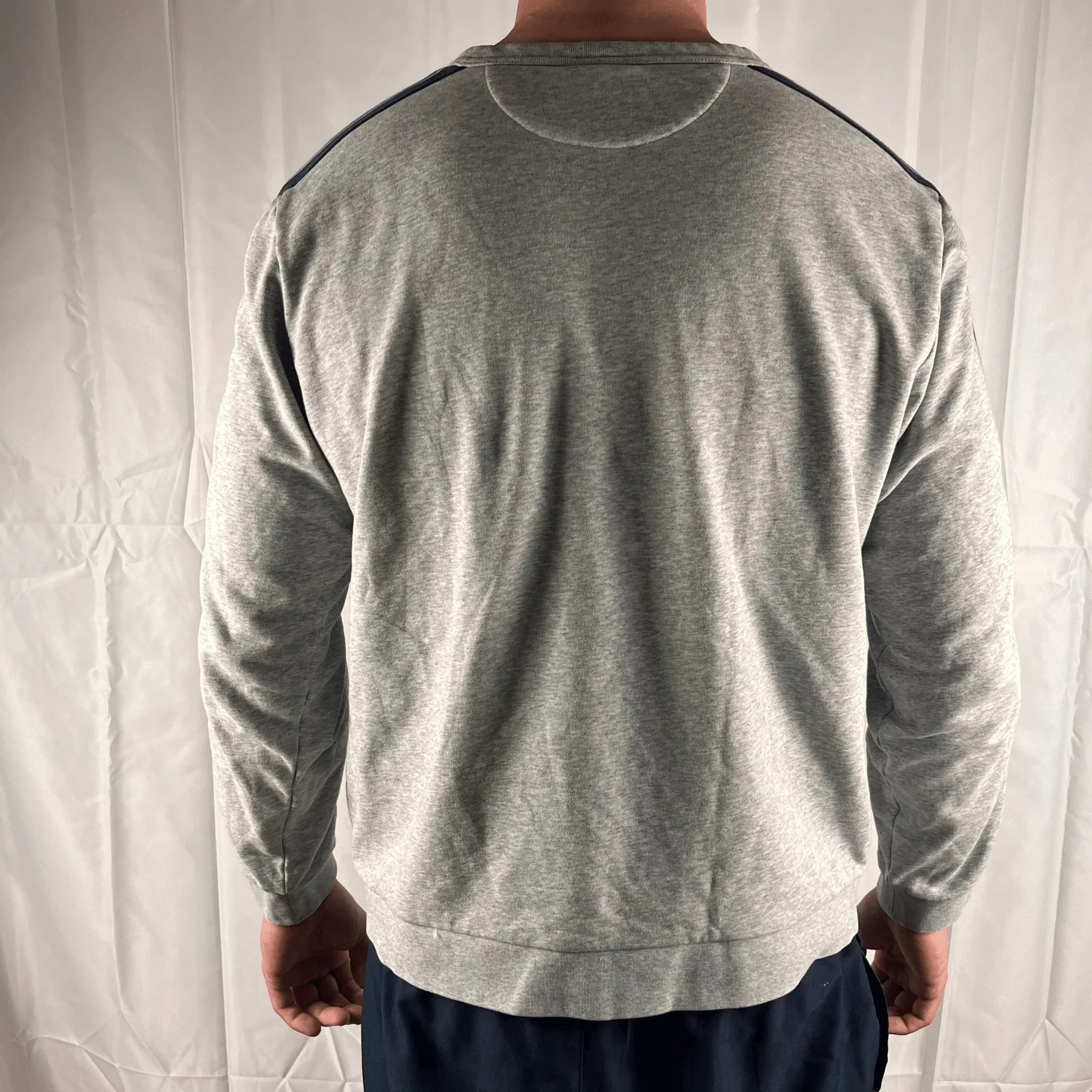 Grauer Lacoste Crewneck Pullover Vintage Hoodie in Rückansicht aus weichem Material