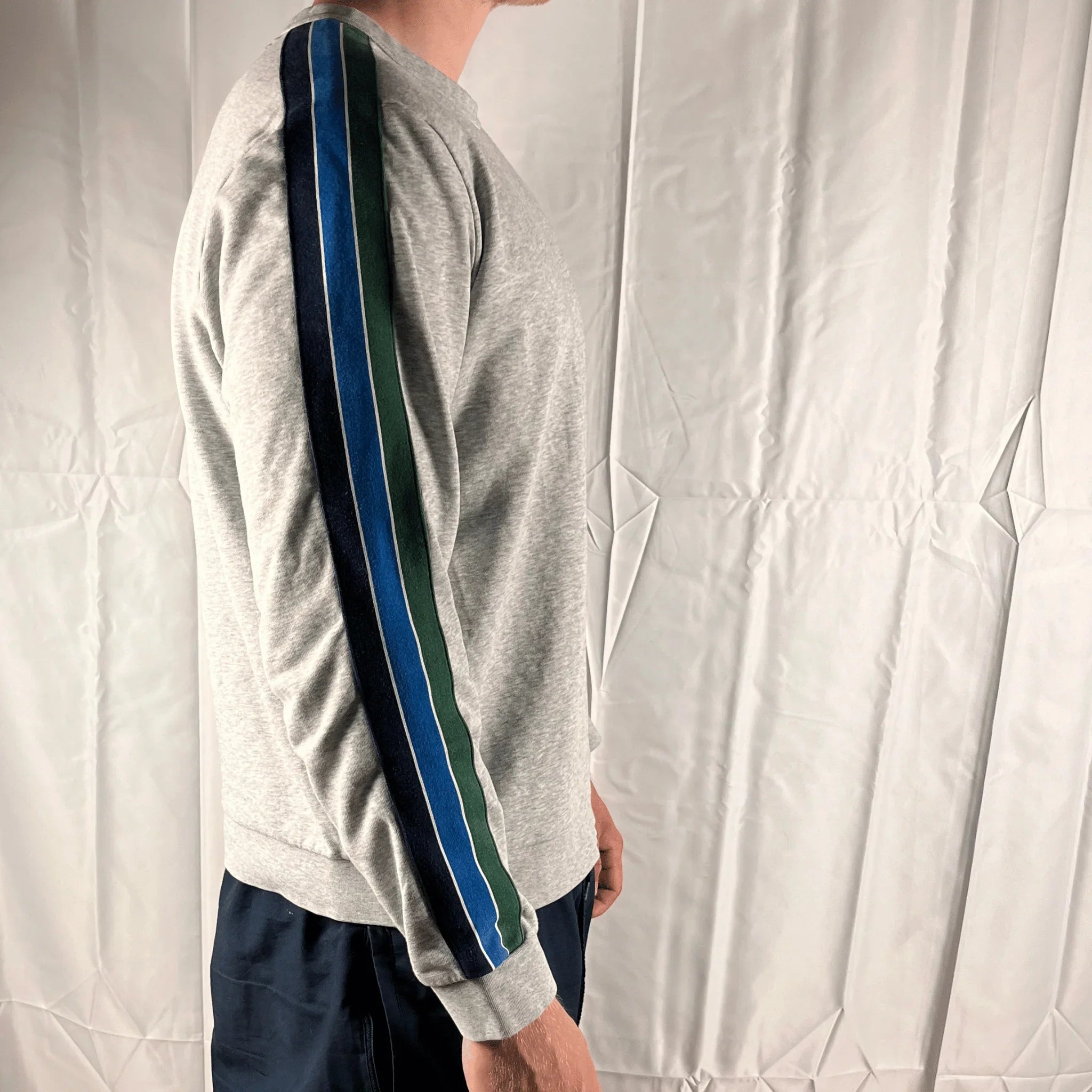 Lacoste Crewneck Pullover Vintage in Grau mit blau-grünen Streifen am Ärmel und klassischem Design