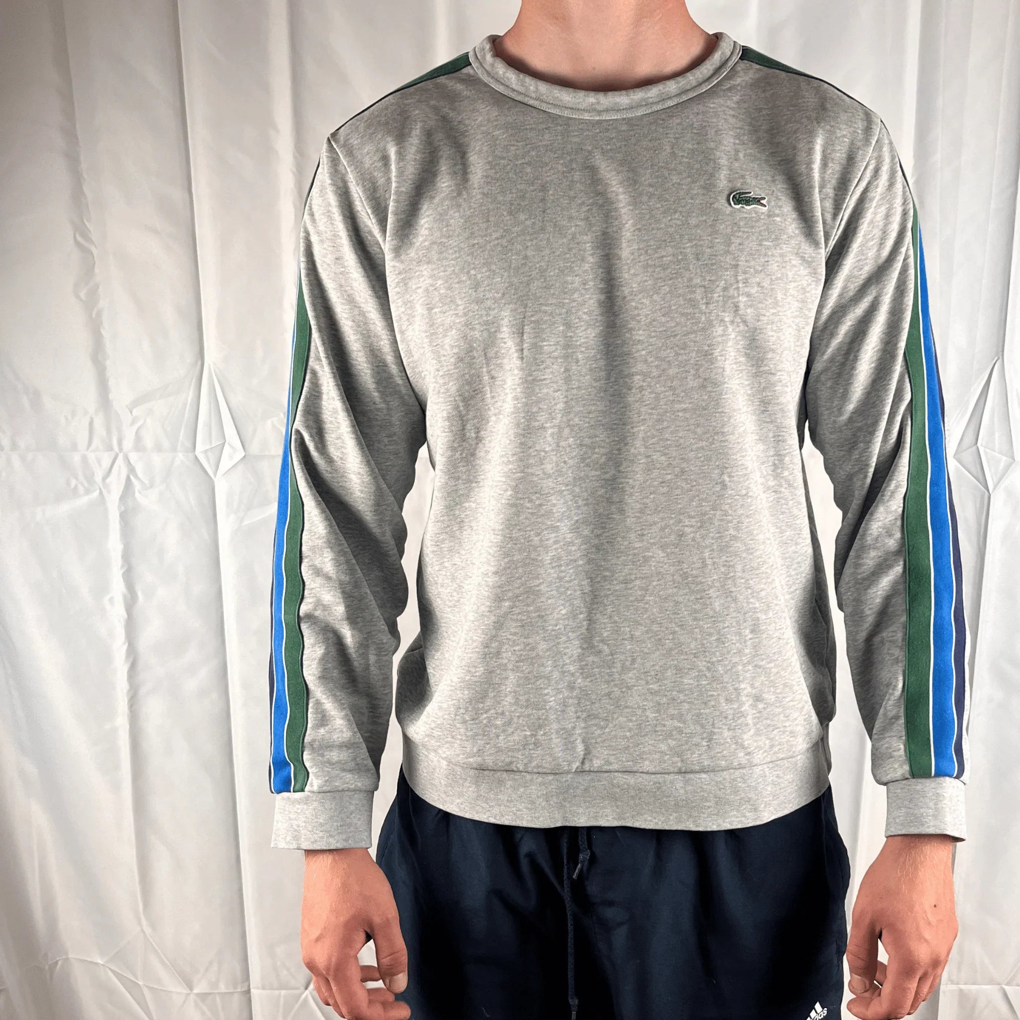 Grauer Lacoste Crewneck Pullover Vintage mit grünen und blauen Streifen an den Ärmeln und kleinem Logo