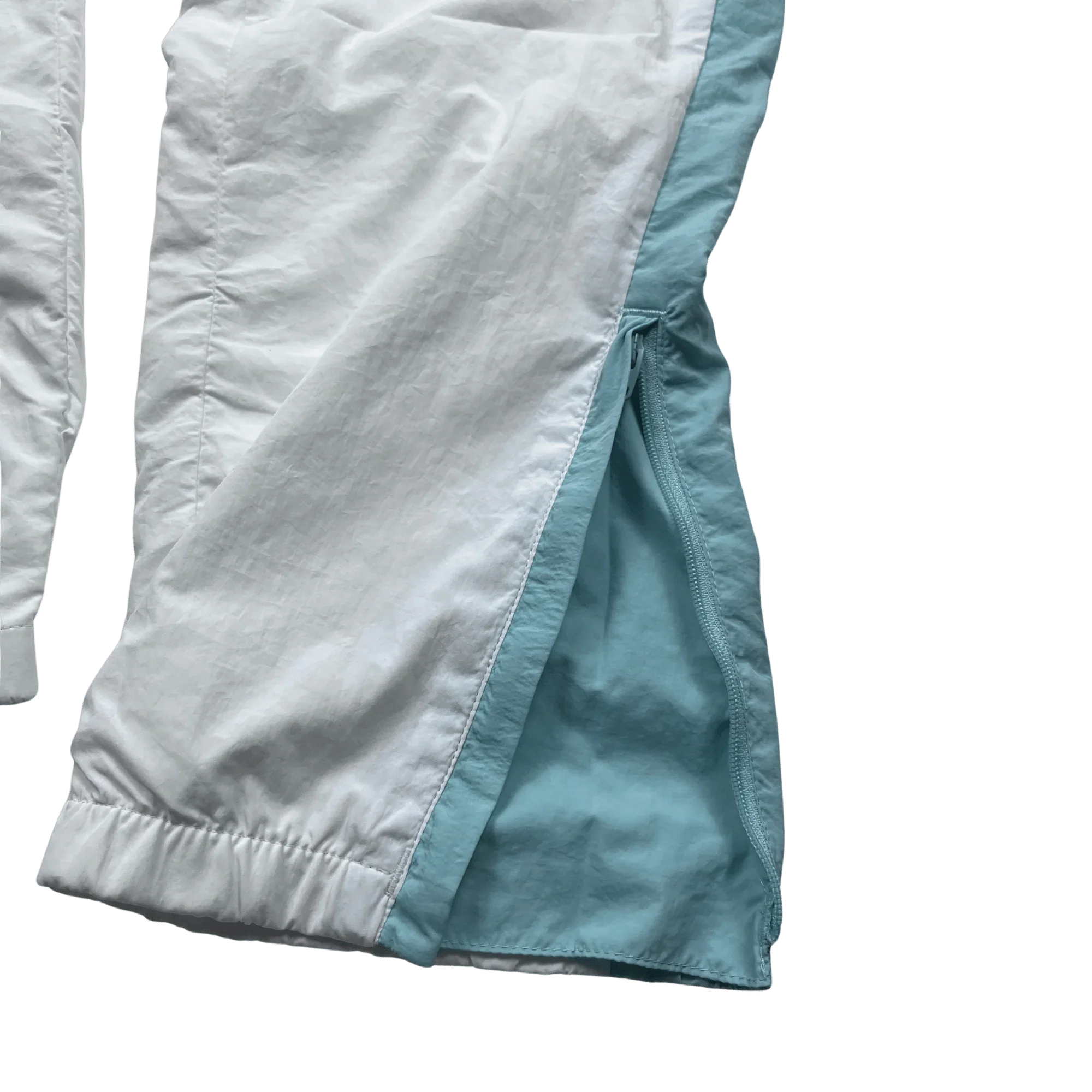 Lacoste Trackpants Vintage weiß von Kickvault mit seitlichem Reißverschluss und blauem Innenfutter