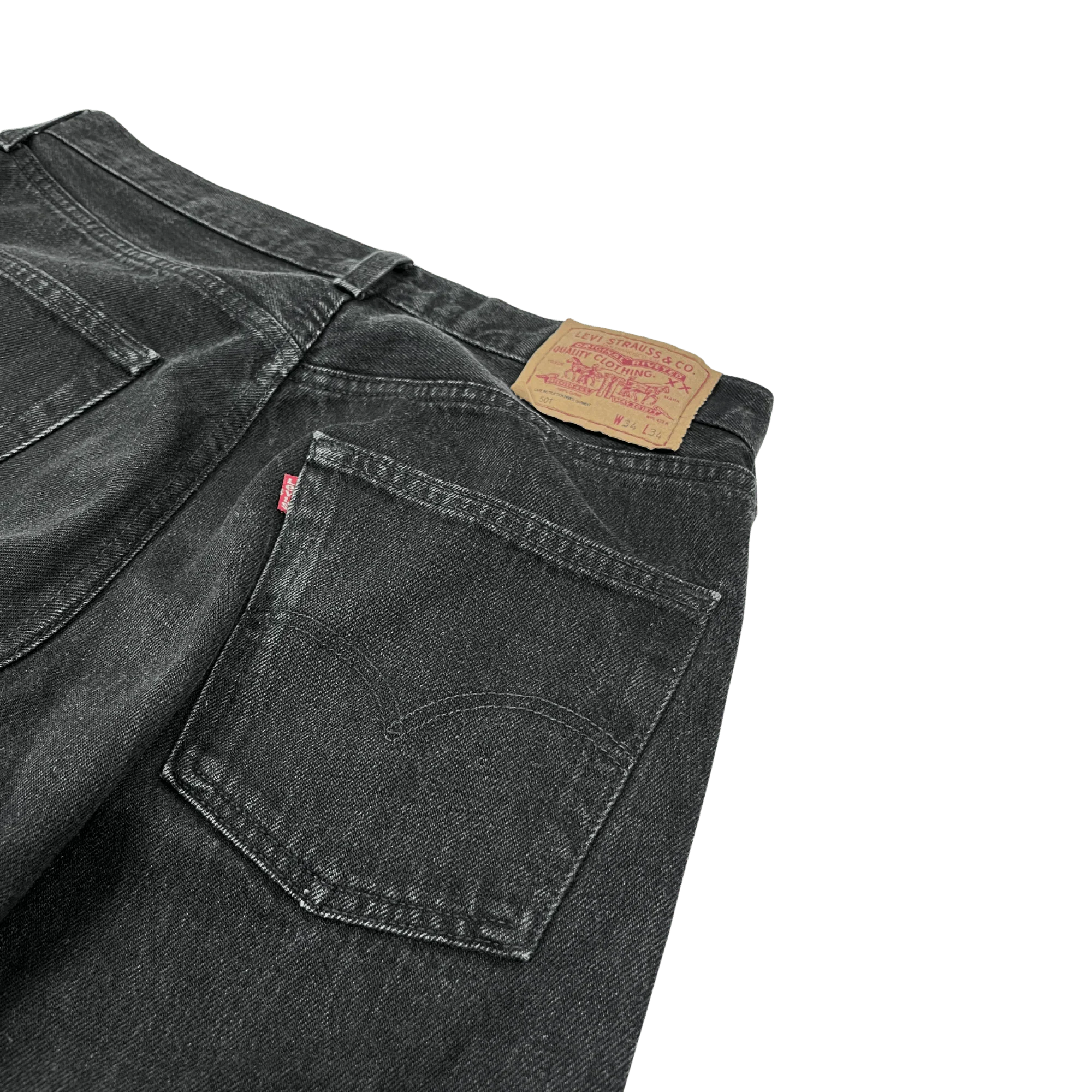 Schwarze Levi’s Jeans Vintage Baggy von Kickvault mit typischer Ledertasche und rotem Logo-Tag