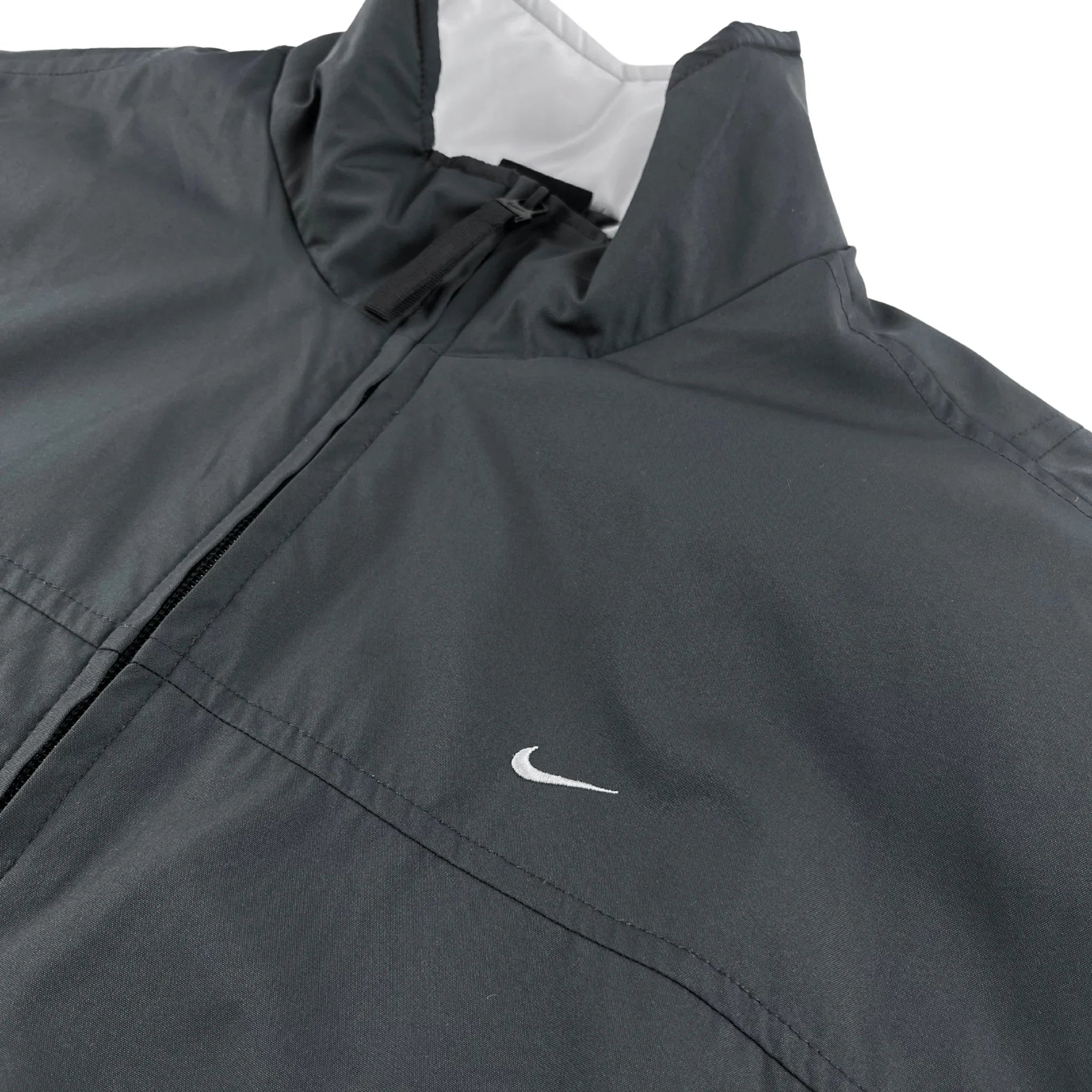 Nike Jacke Vintage Grau Basic fit mit Reißverschluss und kleinem weißen Nike Logo auf der Brust