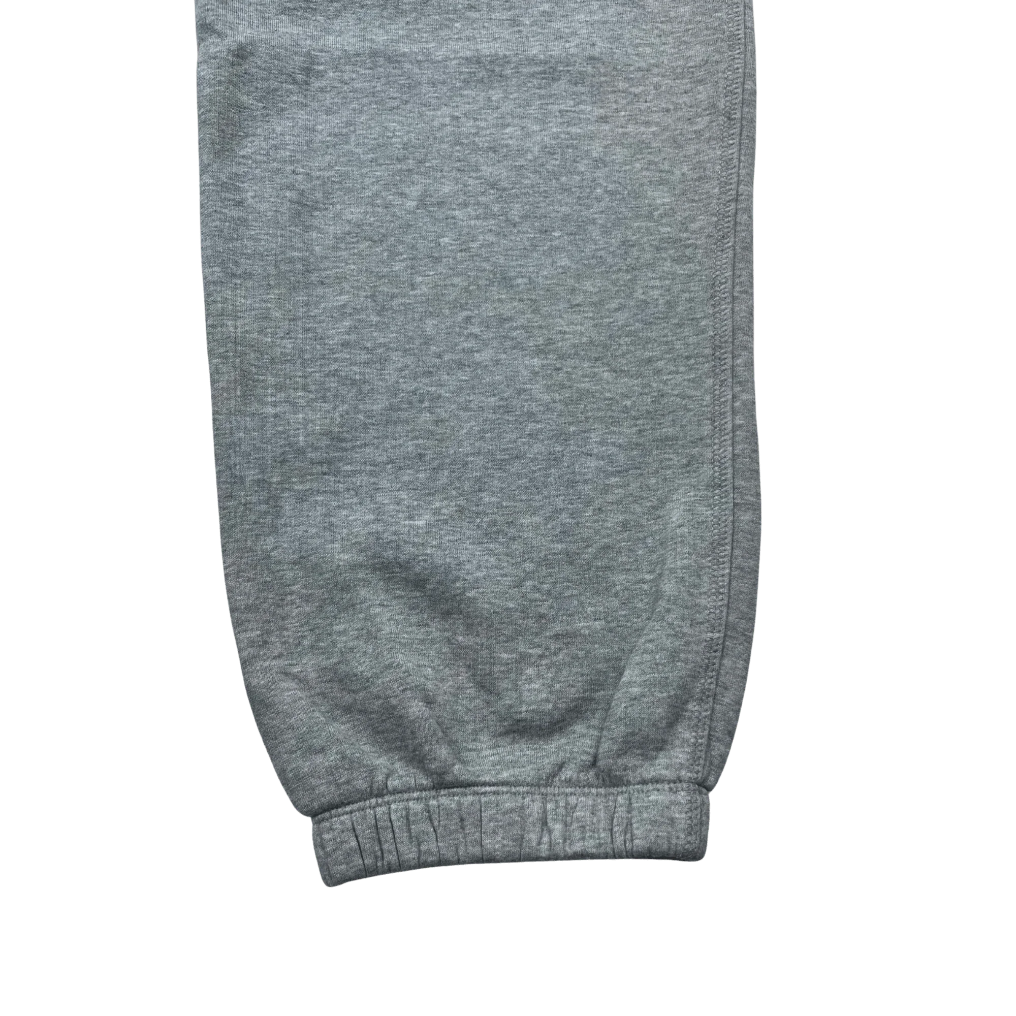 Nahaufnahme einer grauen Nike Jogginghose grau baggy bequem mit elastischem Bündchen von Kickvault
