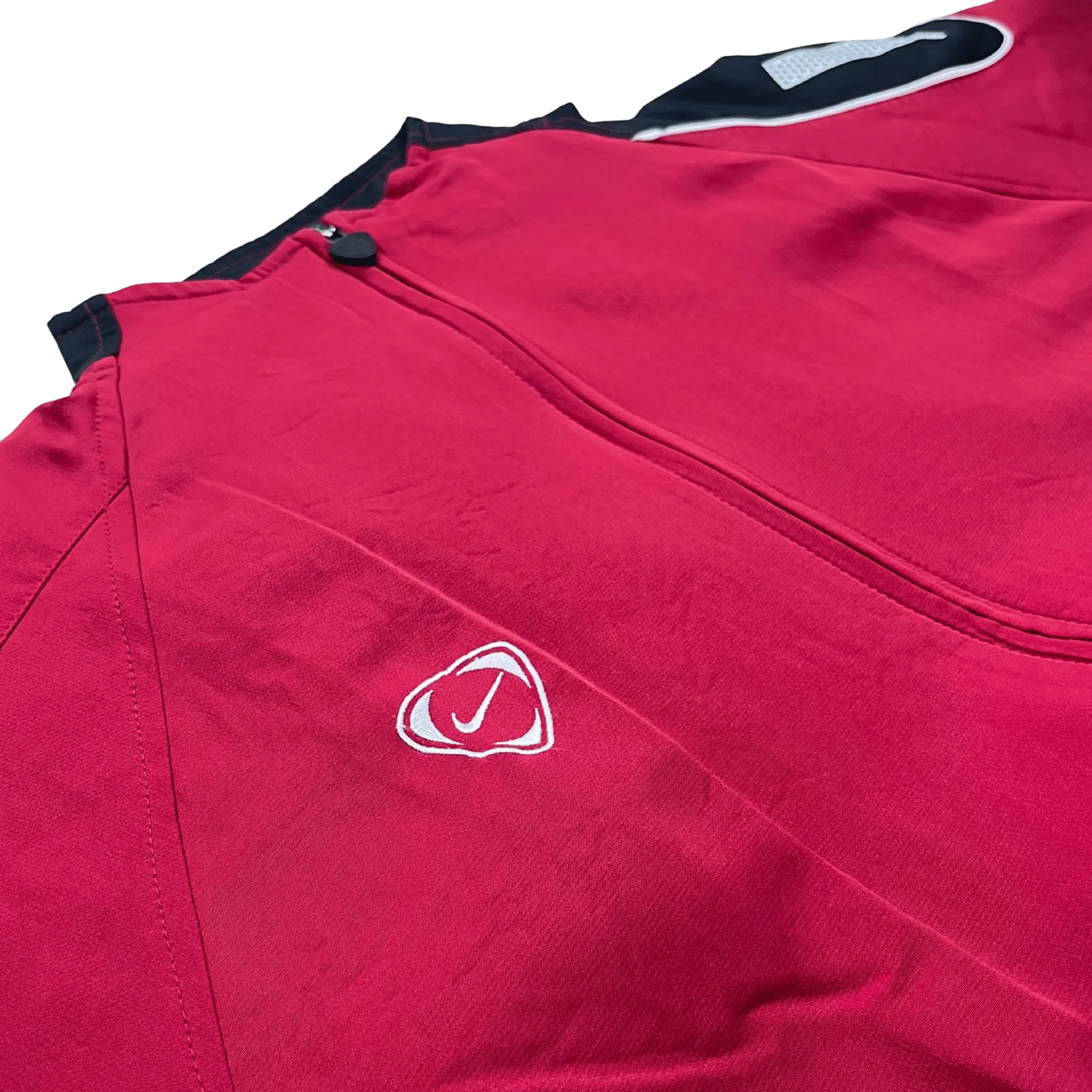 Kickvault rotes Nike Track Jacket 90er mit Reißverschluss und Logo auf schwarzem Hintergrund
