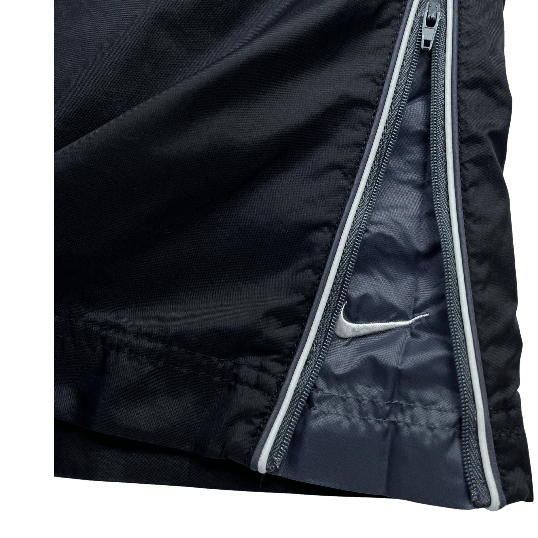 Schwarze Nike Trackpants Baggy von Kickvault mit Reißverschluss und weißem Nike Logo Detail