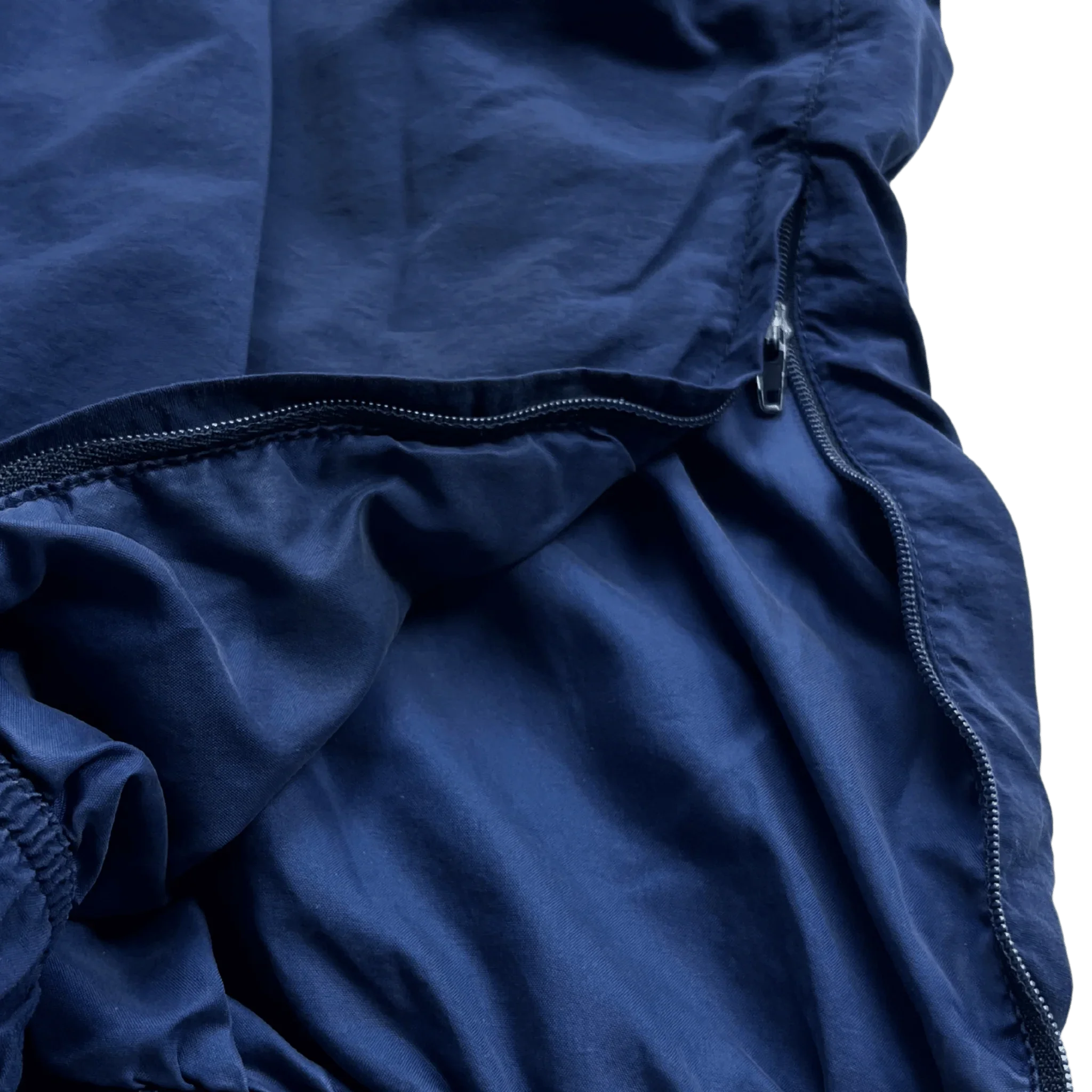 Detaillierte Nahaufnahme der blauen Nike Trackpants Vintage von Kickvault mit Reißverschluss