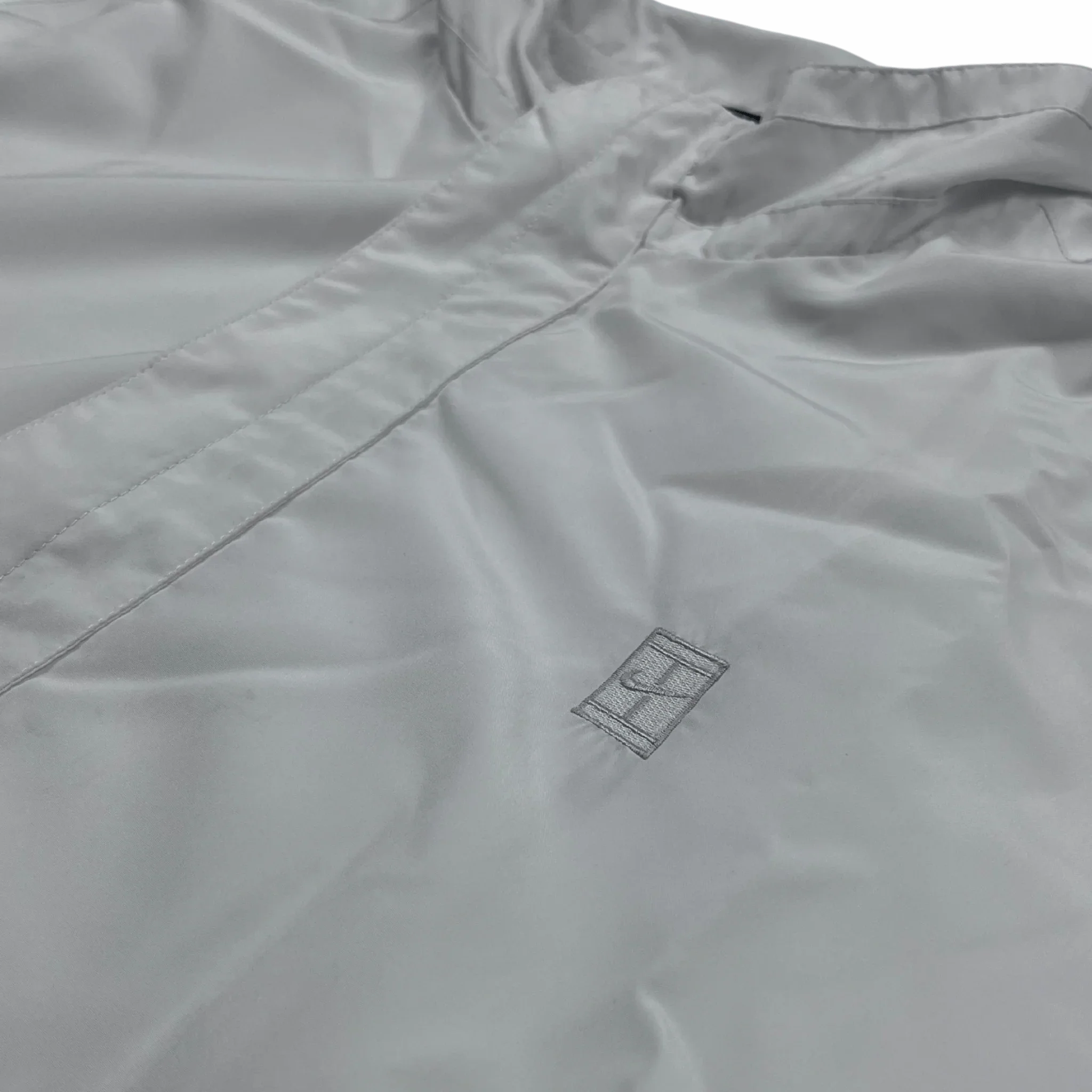 Weiße Nike Trainingsjacke Vintage aus glattem Material mit kleinem Logo von Kickvault