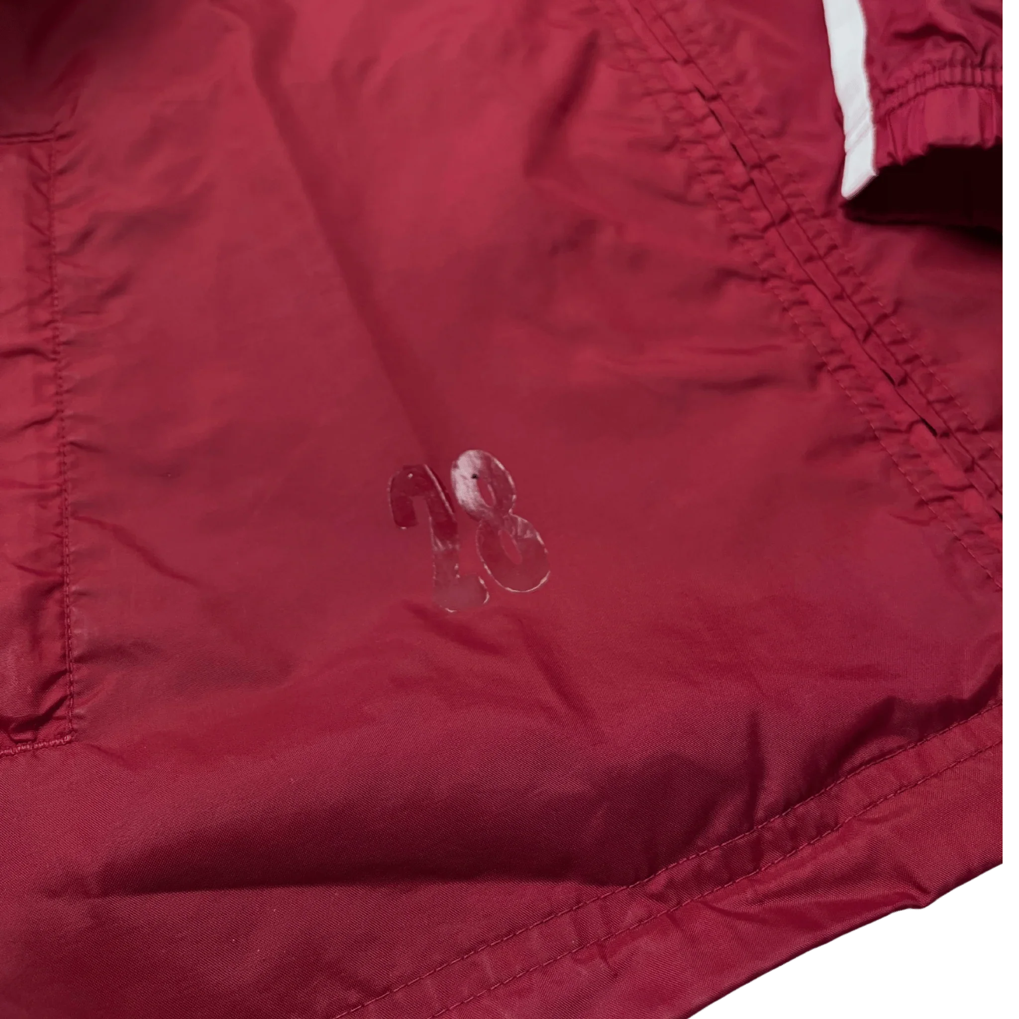Kickvault Nike Trainingsjacke Vintage in roter Farbe mit weißem Streifen und besonderem Detail