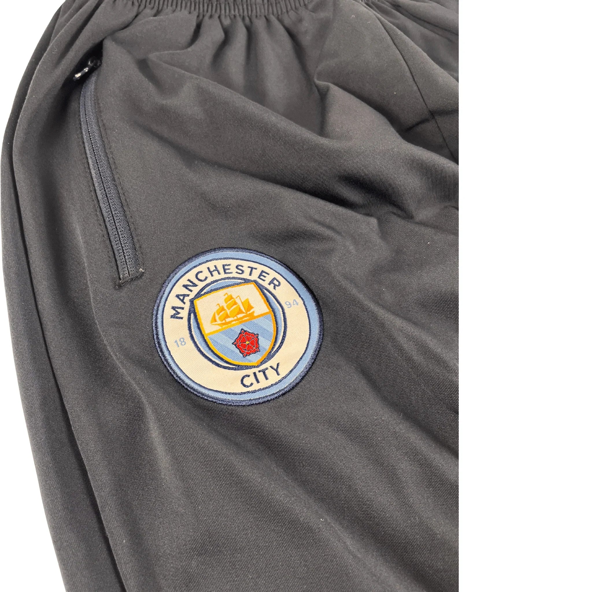 Schwarze Puma Manchester City Jogginghose mit Reißverschlusstasche und Vereinslogo Puma Manchester City Jogginghose kaufen