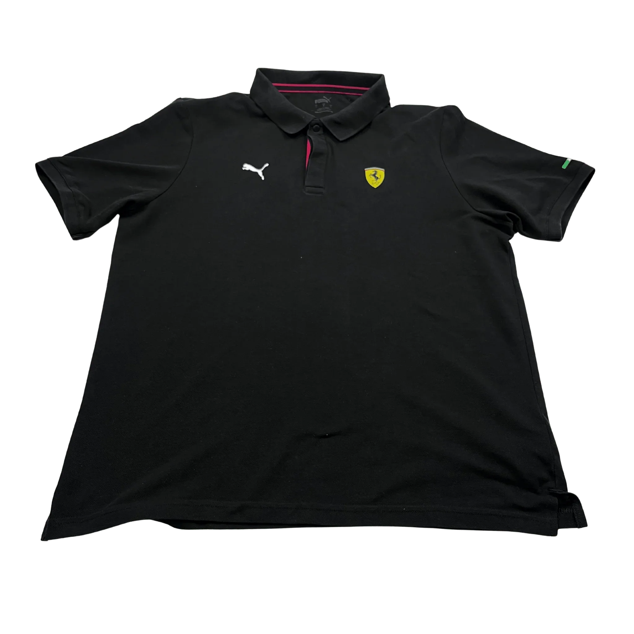 Schwarzes Puma vintage Ferrari Poloshirt mit gelbem Ferrari-Logo und weißem Puma-Emblem von Kickvault