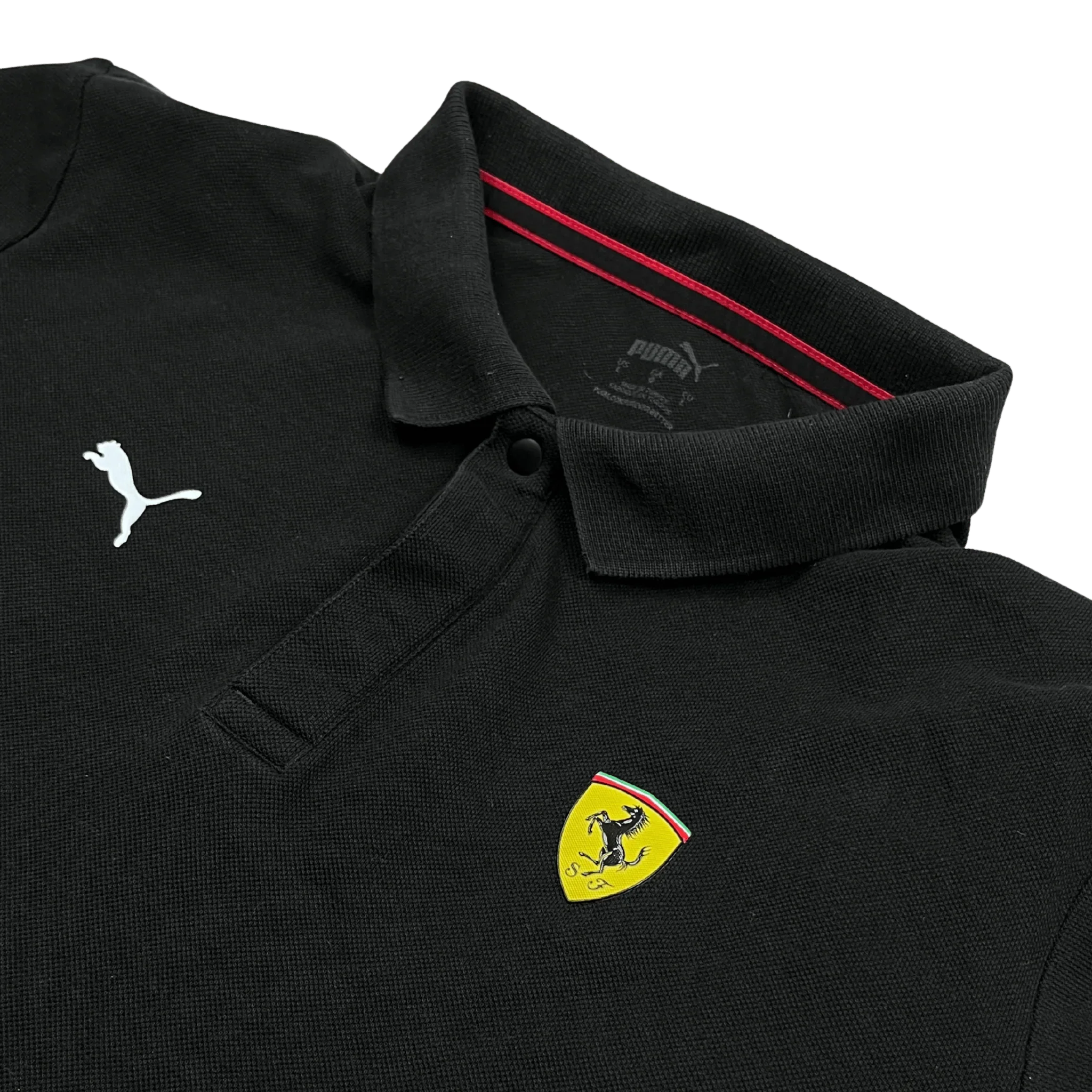 Schwarzes Puma vintage Ferrari Poloshirt mit gelbem Ferrari Logo und weißem Puma Zeichen von Kickvault