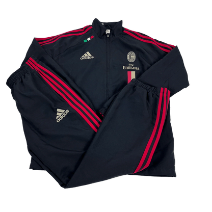 Adidas AC Milan Trainingsanzug in Schwarz mit roten Streifen und Vereinslogo von Kickvault