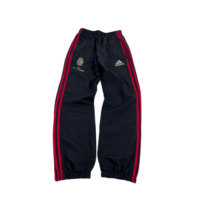 Kickvault Adidas AC Milan Trainingsanzug Hose in Schwarz mit roten Streifen und Logos