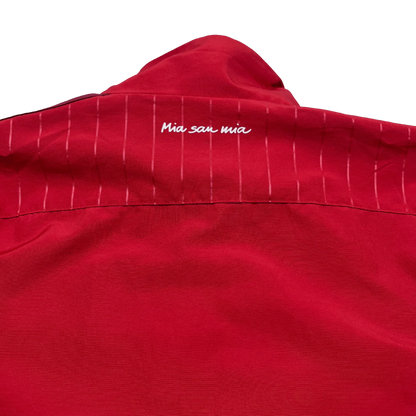 Rückansicht der roten Bayern München Trainingsjacke vintage mit gesticktem Schriftzug Mia san mia
