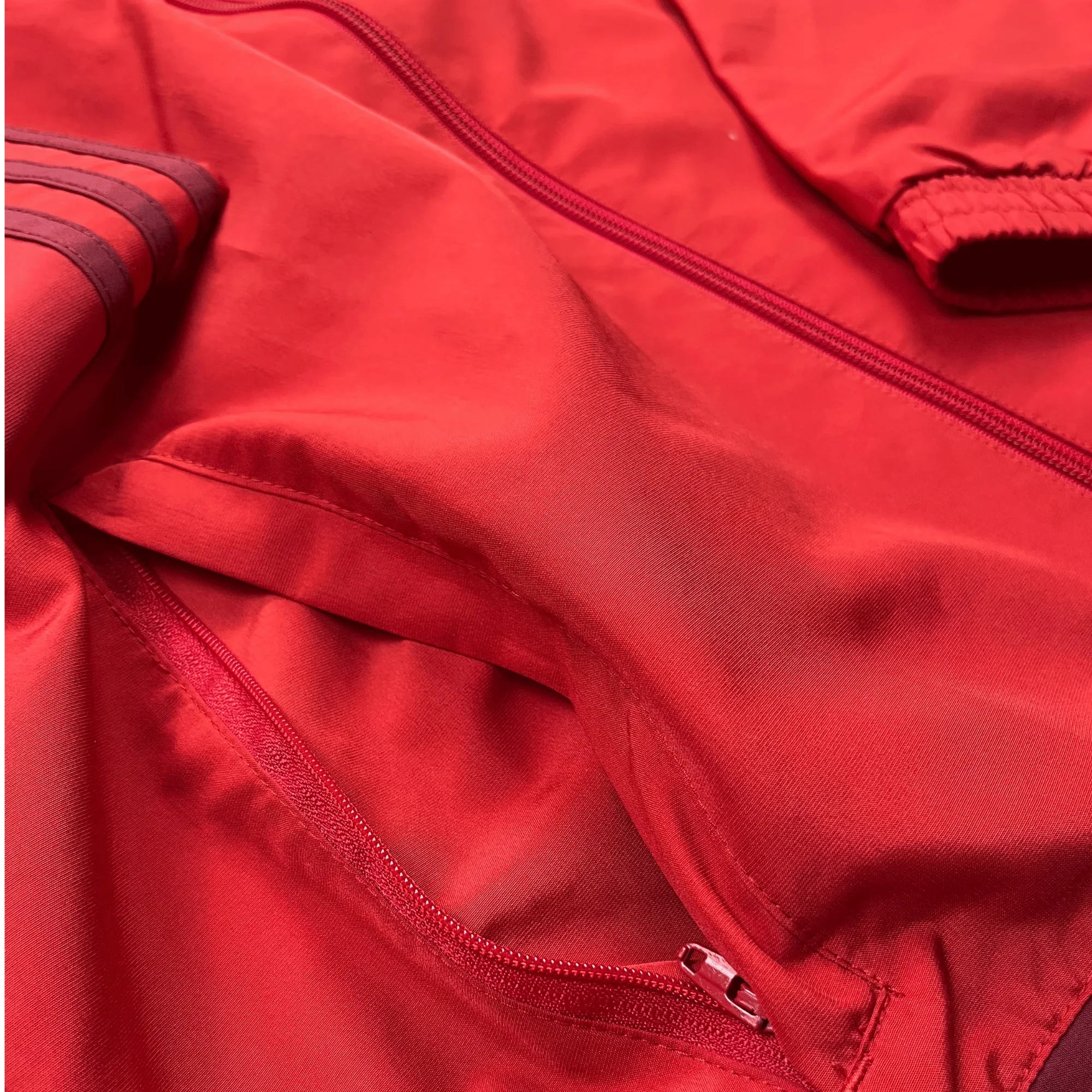 Rote Kickvault Bayern München Trainingsjacke vintage aus hochwertigem Material mit Reißverschlusstasche