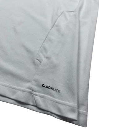 Weißes Adidas Marseille Poloshirt weiß mit Climalite Technologie und seitlicher Tasche von Kickvault