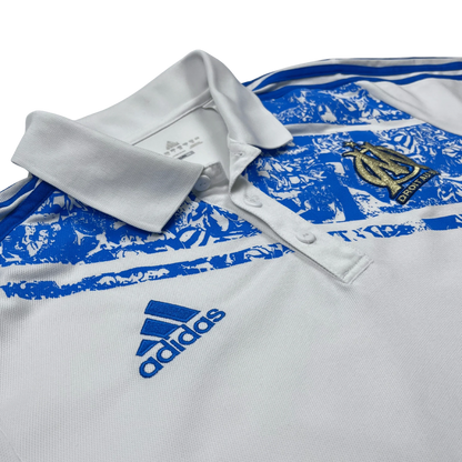 Adidas Marseille Poloshirt weiß mit blauem Print und Logo von Kickvault