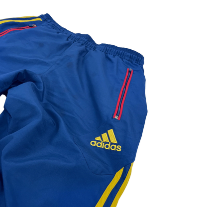 Kickvault Adidas Spanien Trainingsanzug blaue Hose mit gelben Streifen und Reißverschlusstaschen
