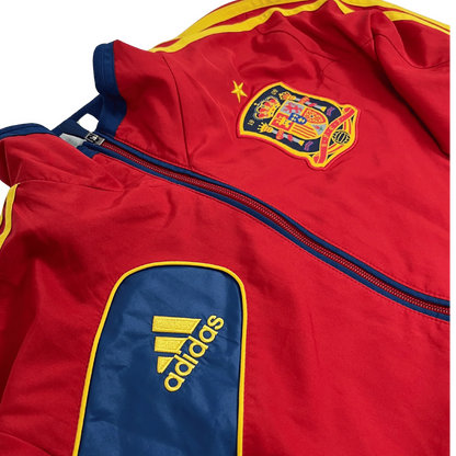 Roter Adidas Spanien Trainingsanzug von Kickvault mit gelben Streifen und Staatswappen auf der Brust