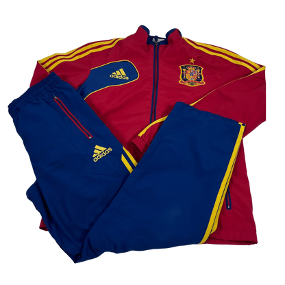 Adidas Spanien Trainingsanzug in Rot und Blau mit gelben Streifen und spanischem Emblem von Kickvault