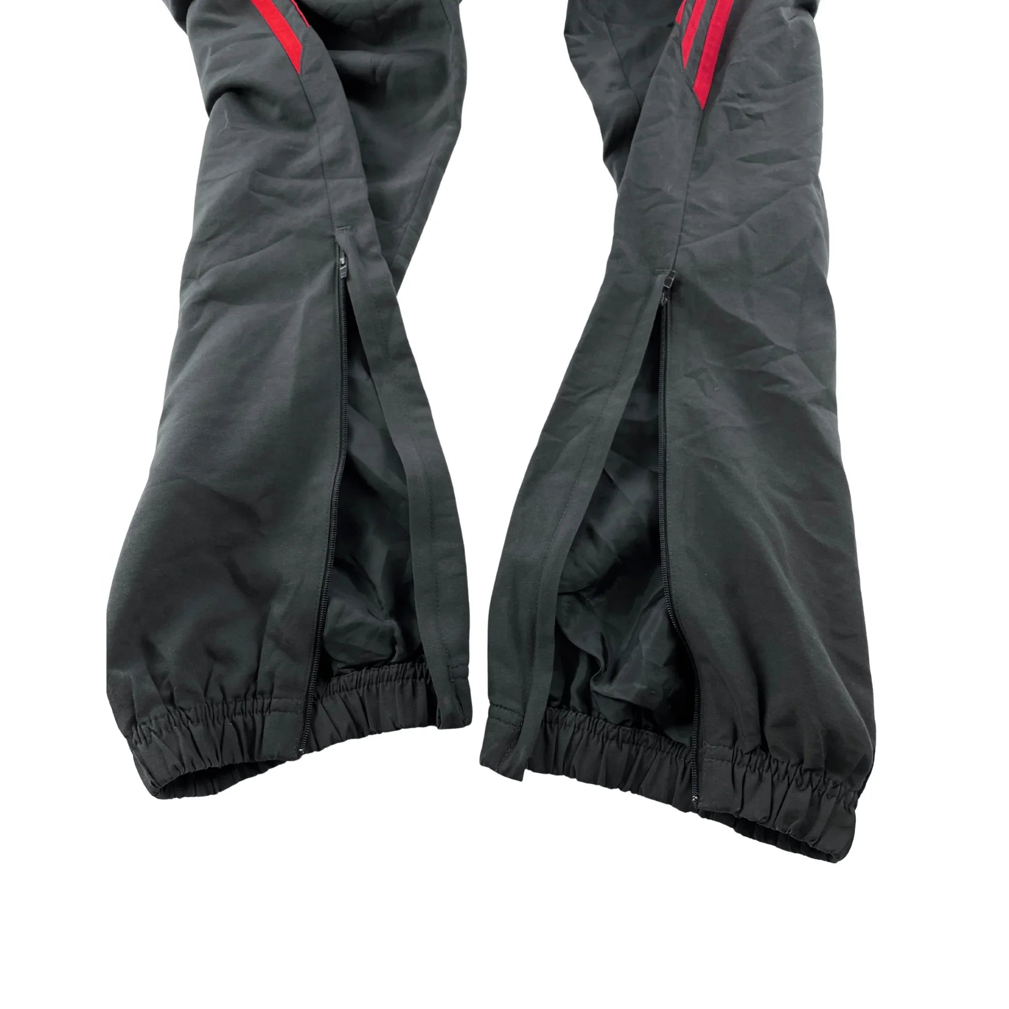 Nike Trackpants mit Reißverschlüssen und rotem Streifen, adidas trackpants Rot Classic Fit Design