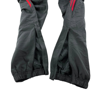 Nike Trackpants mit Reißverschlüssen und rotem Streifen, adidas trackpants Rot Classic Fit Design