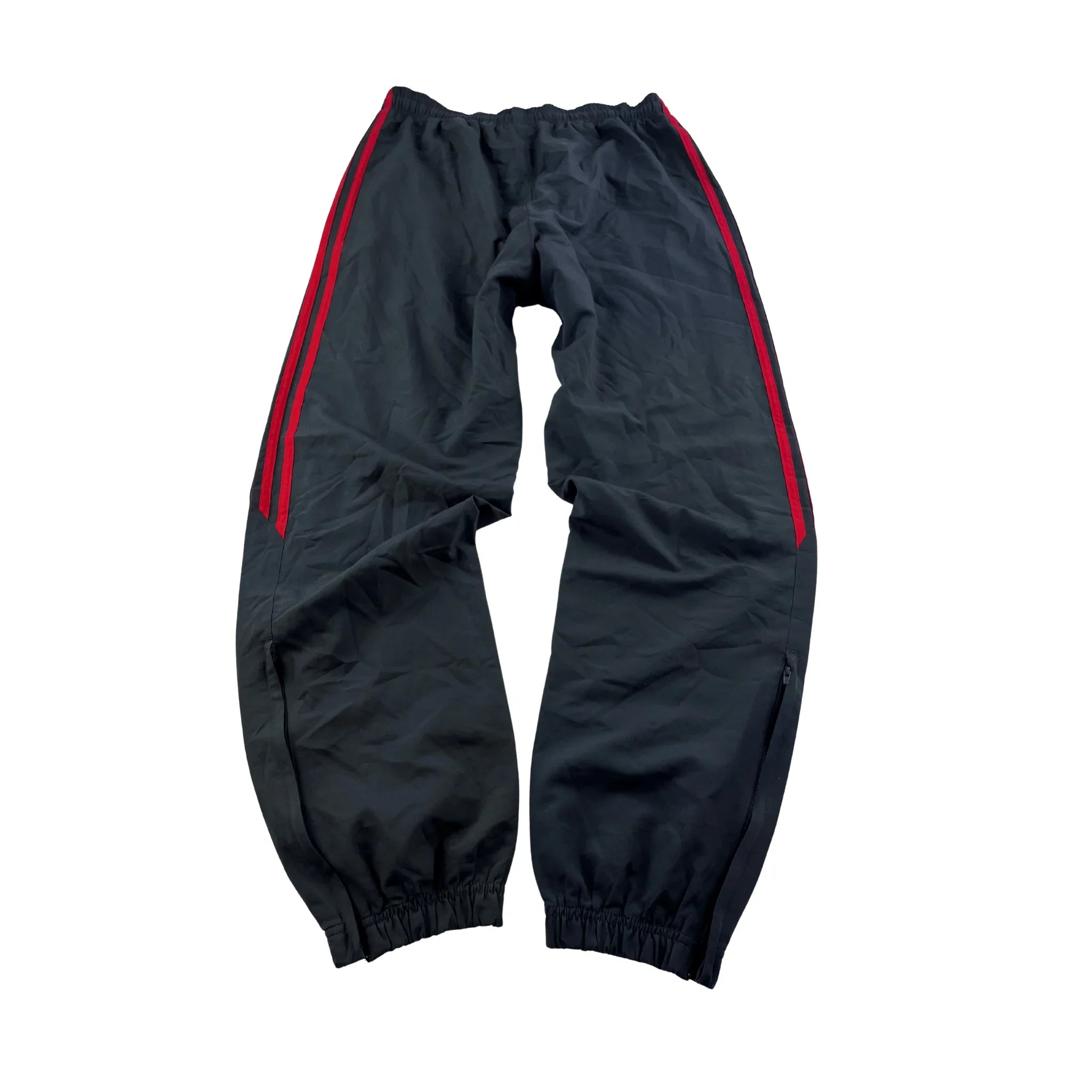 Nike Trackpants in Schwarz mit roten Streifen und adidas trackpants Rot Classic Fit Design