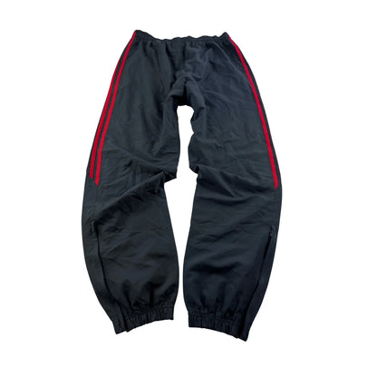 Nike Trackpants in Schwarz mit roten Streifen und adidas trackpants Rot Classic Fit Design