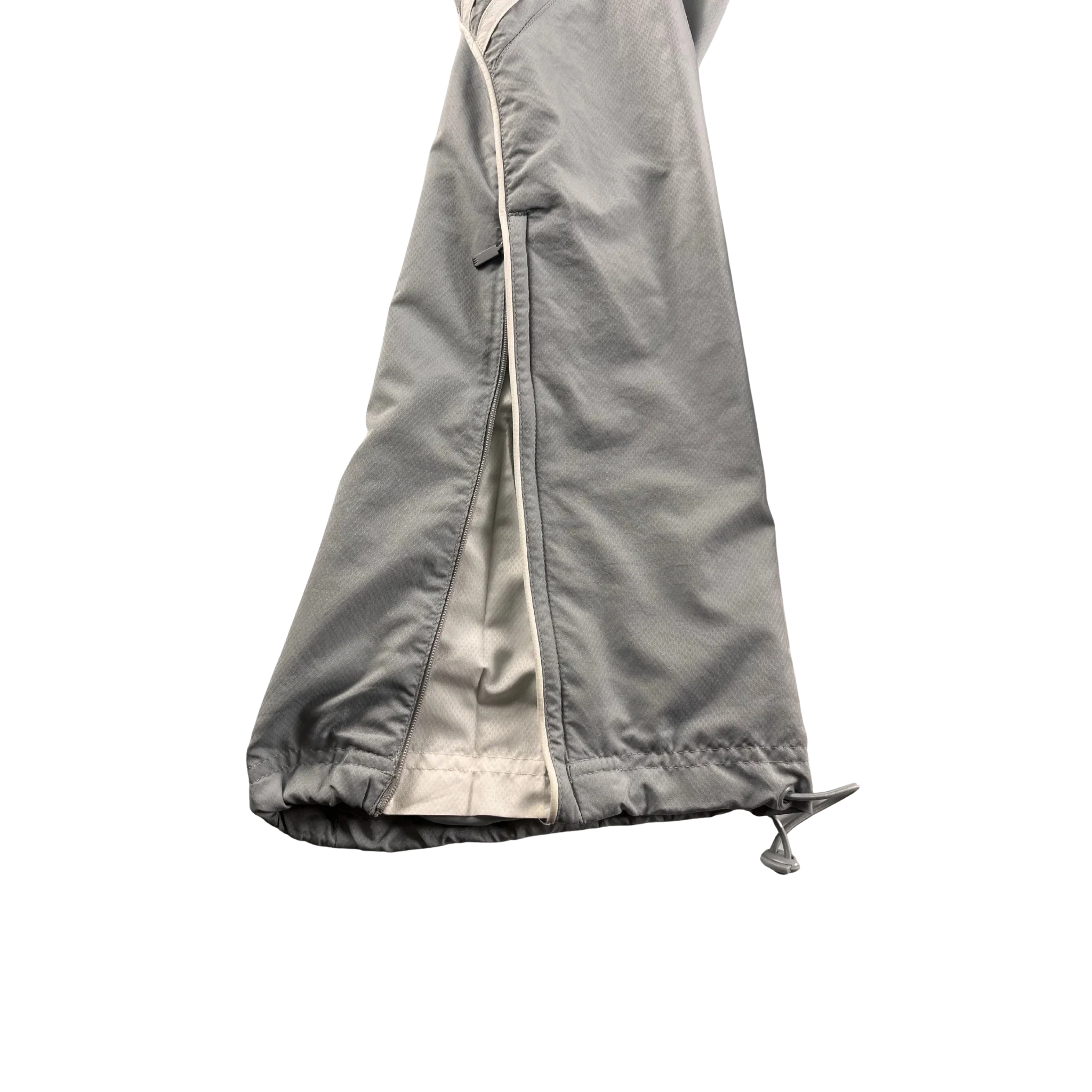 Detailaufnahme einer grauen adidas Trackpants Vintage mit Reißverschluss und elastischem Saum