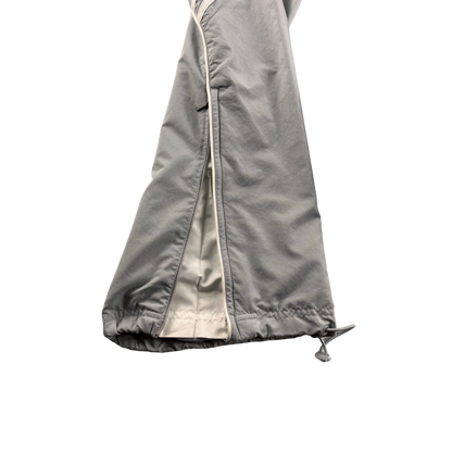 Detailaufnahme einer grauen adidas Trackpants Vintage mit Reißverschluss und elastischem Saum