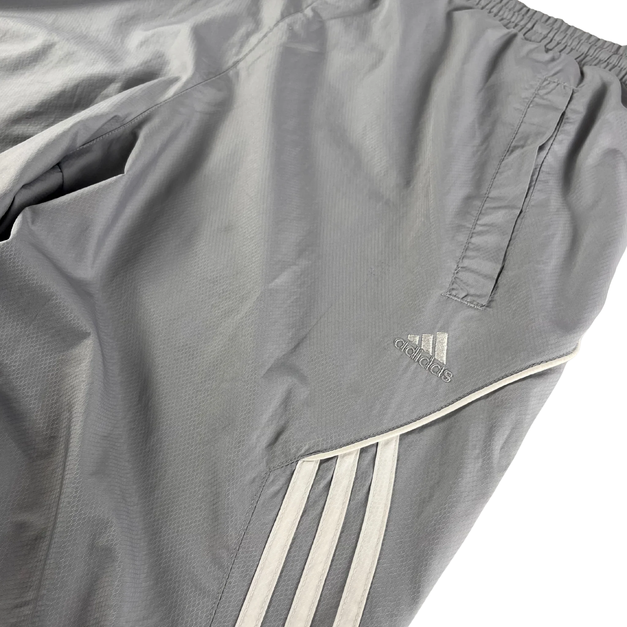 Graue adidas Trackpants Vintage mit seitlichen Streifen und elastischem Bund
