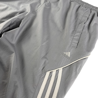 Graue adidas Trackpants Vintage mit seitlichen Streifen und elastischem Bund