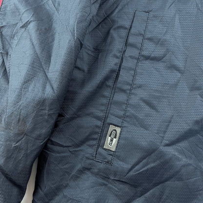 Nahaufnahme einer dunkelblauen Adidas Trainingsjacke Damen Vintage mit Kickvault Logo an der Tasche