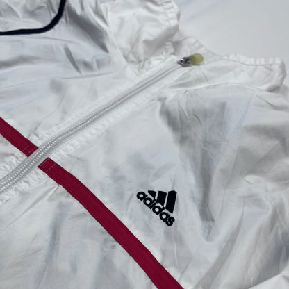 Weiße adidas trainingsjacke vintage mit rotem Streifen und Kickvault Logo auf der Brust