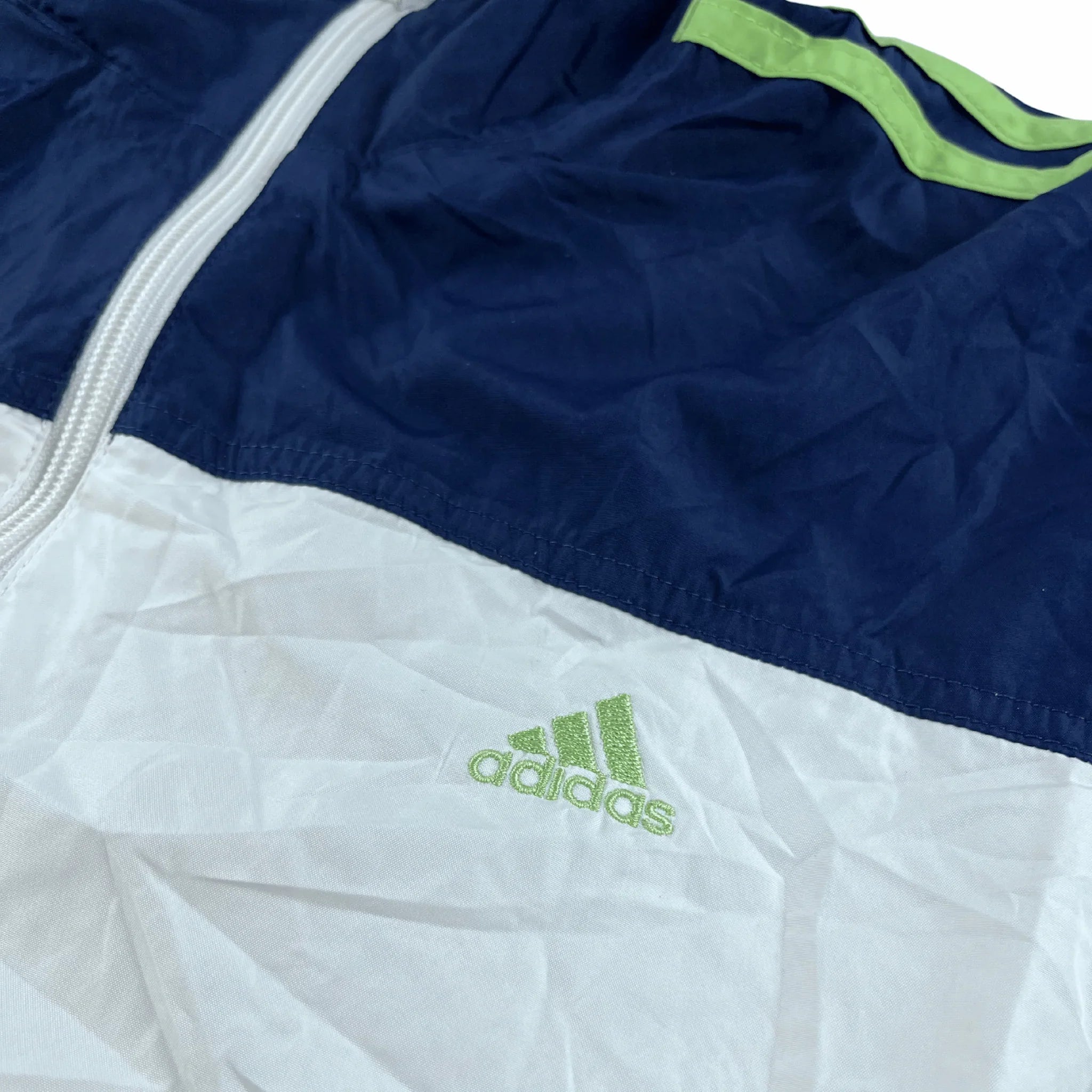 Adidas Trainingsjacke Vintage weiss blau mit Logo in grün und Reißverschluss aus Nahaufnahme