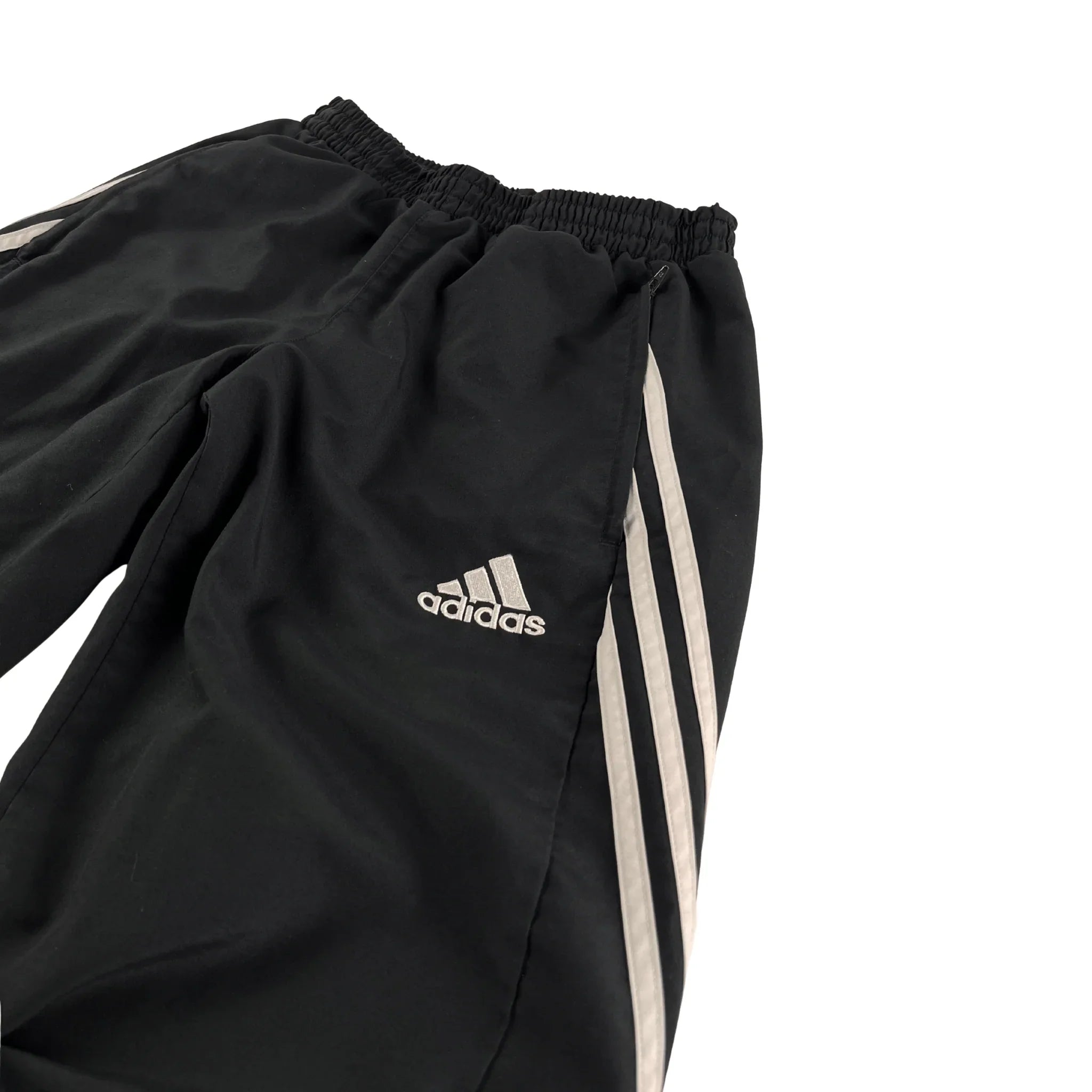 Adidas vintage trackpants classic baggy fit schwarz mit elastischem Bund und drei weißen Streifen seitlich