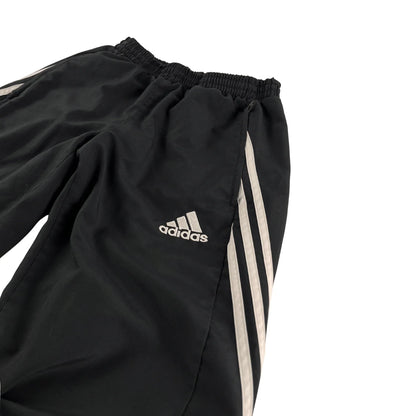 Adidas vintage trackpants classic baggy fit schwarz mit elastischem Bund und drei weißen Streifen seitlich
