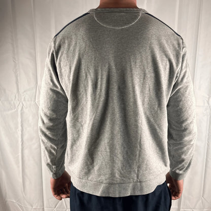 Grauer Lacoste Crewneck Pullover Vintage Hoodie in Rückansicht aus weichem Material
