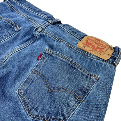 Kickvault Levi’s 501 Vintage Jeans vitnage 90‘s in blau mit Lederschild und rotem Markenetikett