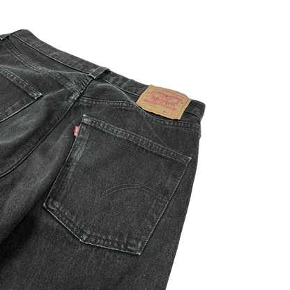 Schwarze Levi’s Jeans Vintage Baggy von Kickvault mit typischer Ledertasche und rotem Logo-Tag
