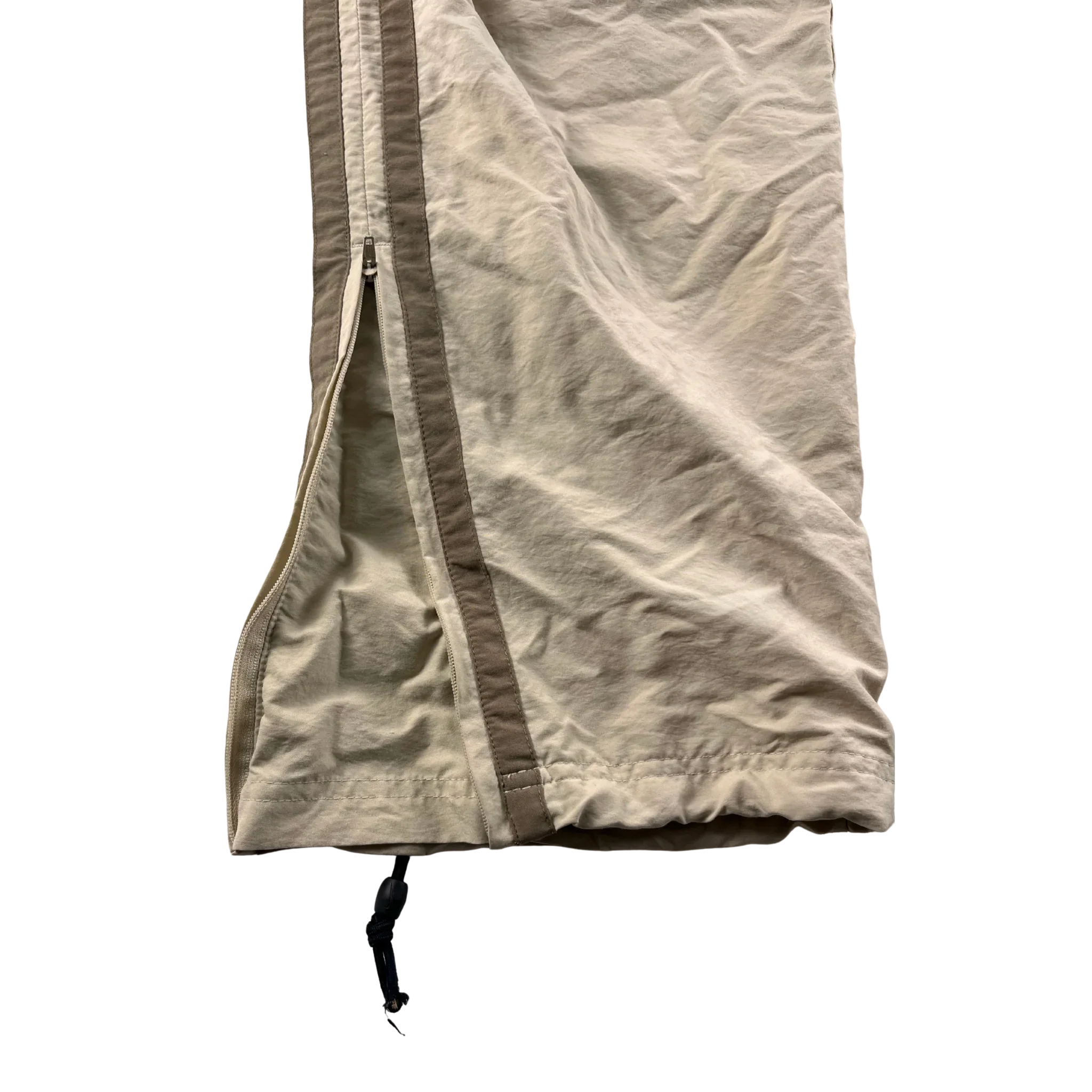 Detailansicht der Baggy Nike Trackpants Vintage Sandfarben mit Reißverschluss und seitlichem Streifen