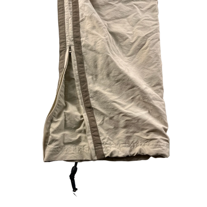 Detailansicht der Baggy Nike Trackpants Vintage Sandfarben mit Reißverschluss und seitlichem Streifen