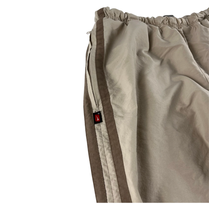 Baggy Nike Trackpants Vintage Sandfarben von Kickvault mit elastischem Bund und braunen Seitenstreifen