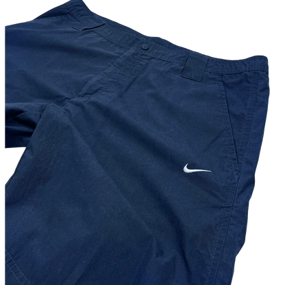 Kickvault Nike Cargo Trackpants vintage in dunkelblau mit weißem Nike Logo in stylischem Vintage-Design