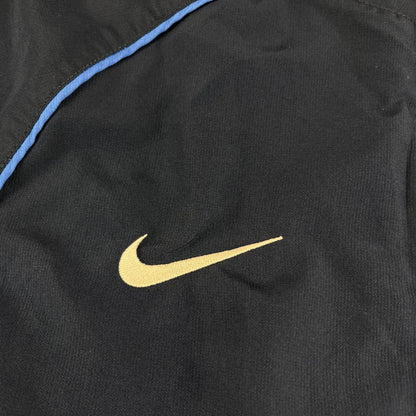Nike Dri-Fit Trainingsjacke vintage Blau mit gelbem Nike-Logo und blauem Streifen am schwarzen Stoff